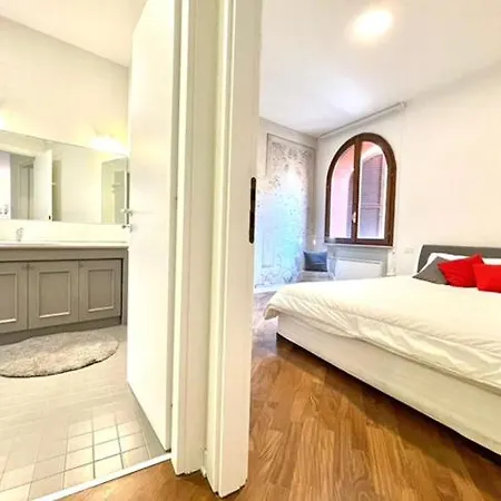 Domus - Ampia Moderna Casa Su 2 Piani Nel Cuore Di 아파트 베로나